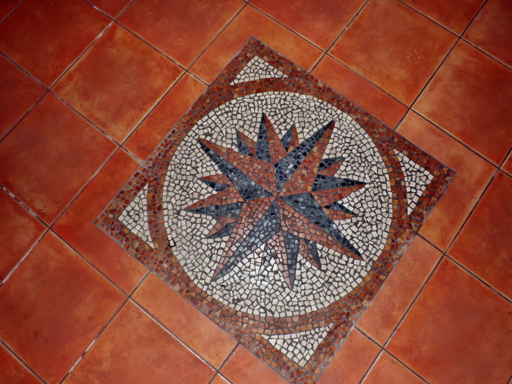 pavimento-porcellana-rosso-con-mosaico-e-greca-widescreen